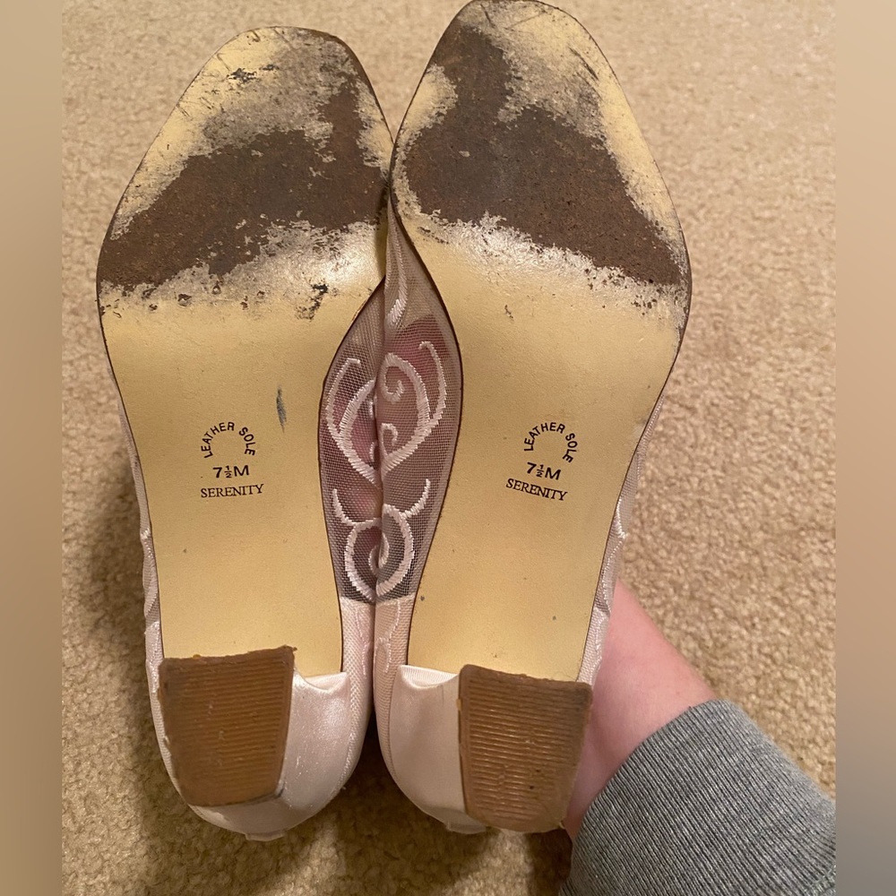 Lord & Taylor Light Pink Lace Detail Heels Size 7.5 - Picture 3 of 4